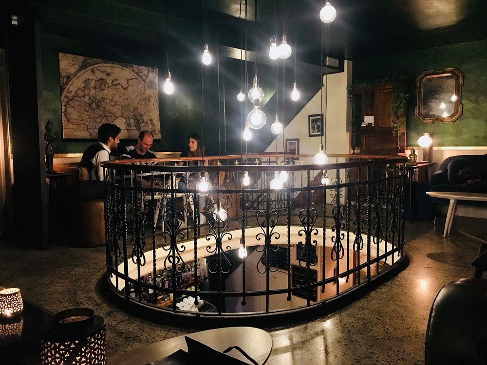 Cozy cocktail bar interior at Il Mercante in San Polo, Venice, with warm lighting and vintage décor.