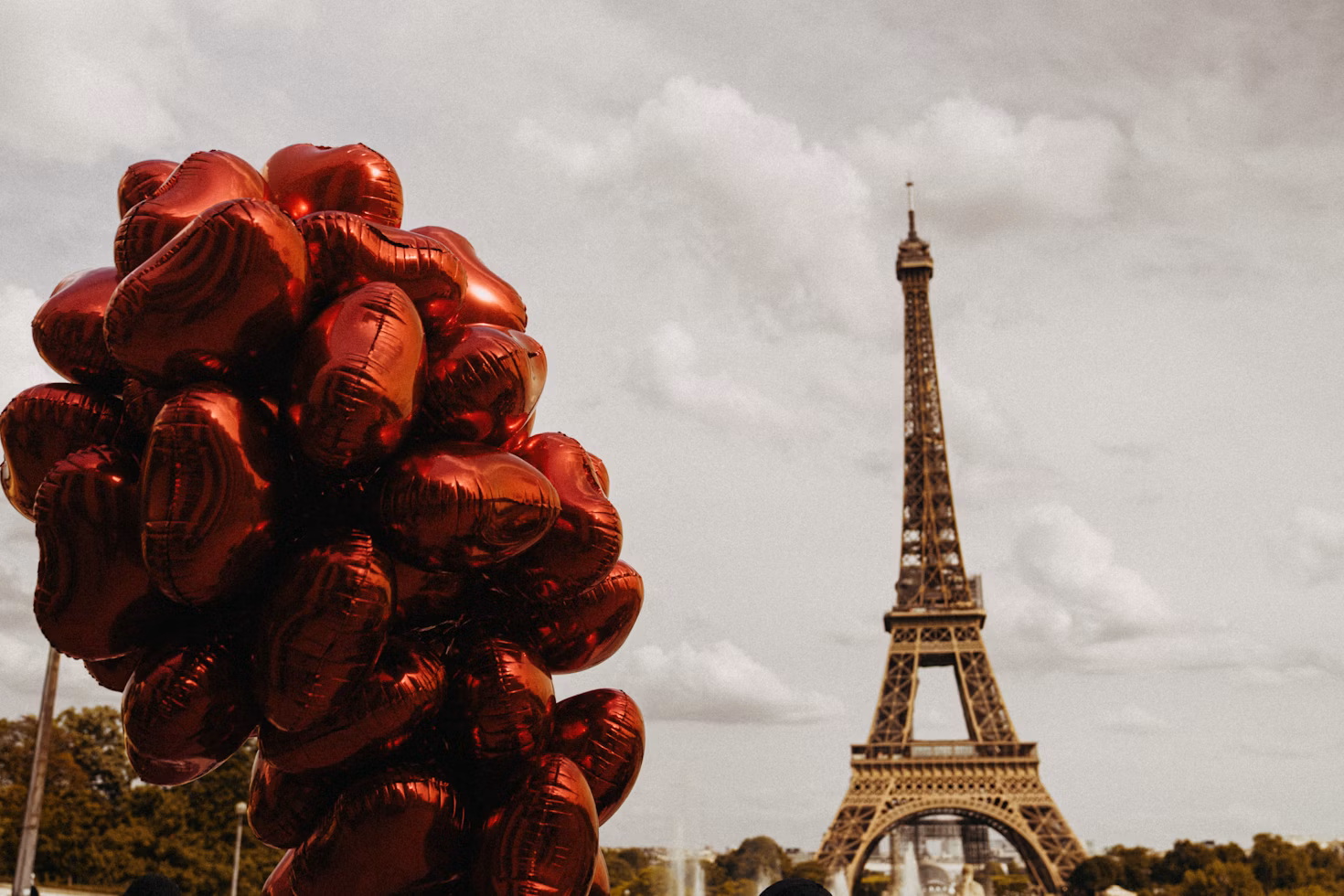 a statue in front of the eiffel tower
