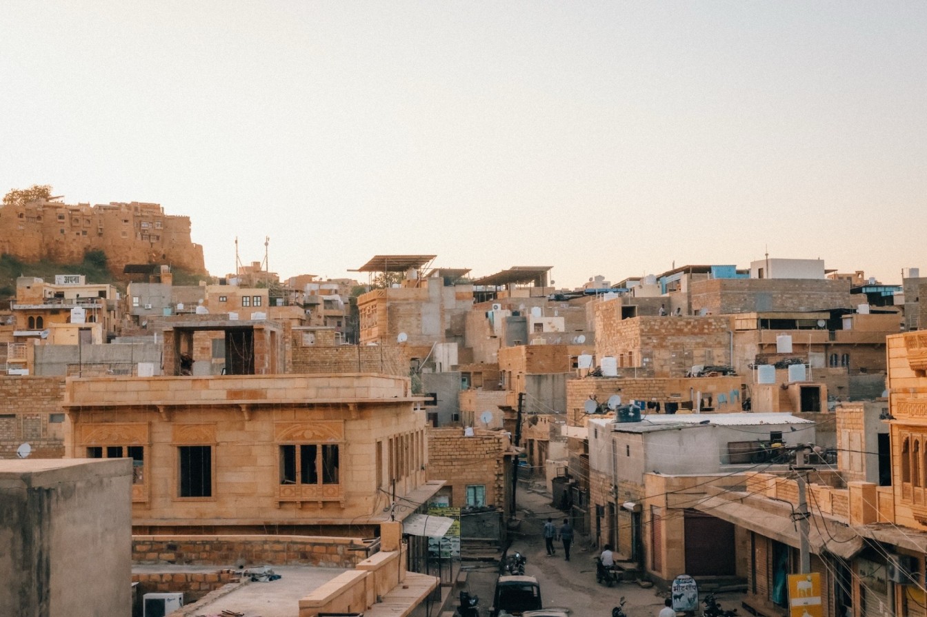 Golden sandstone cityscape of Jaisalmer at sunset — featured image for Jaisalmer travel guide and things to do in Jaisalmer.