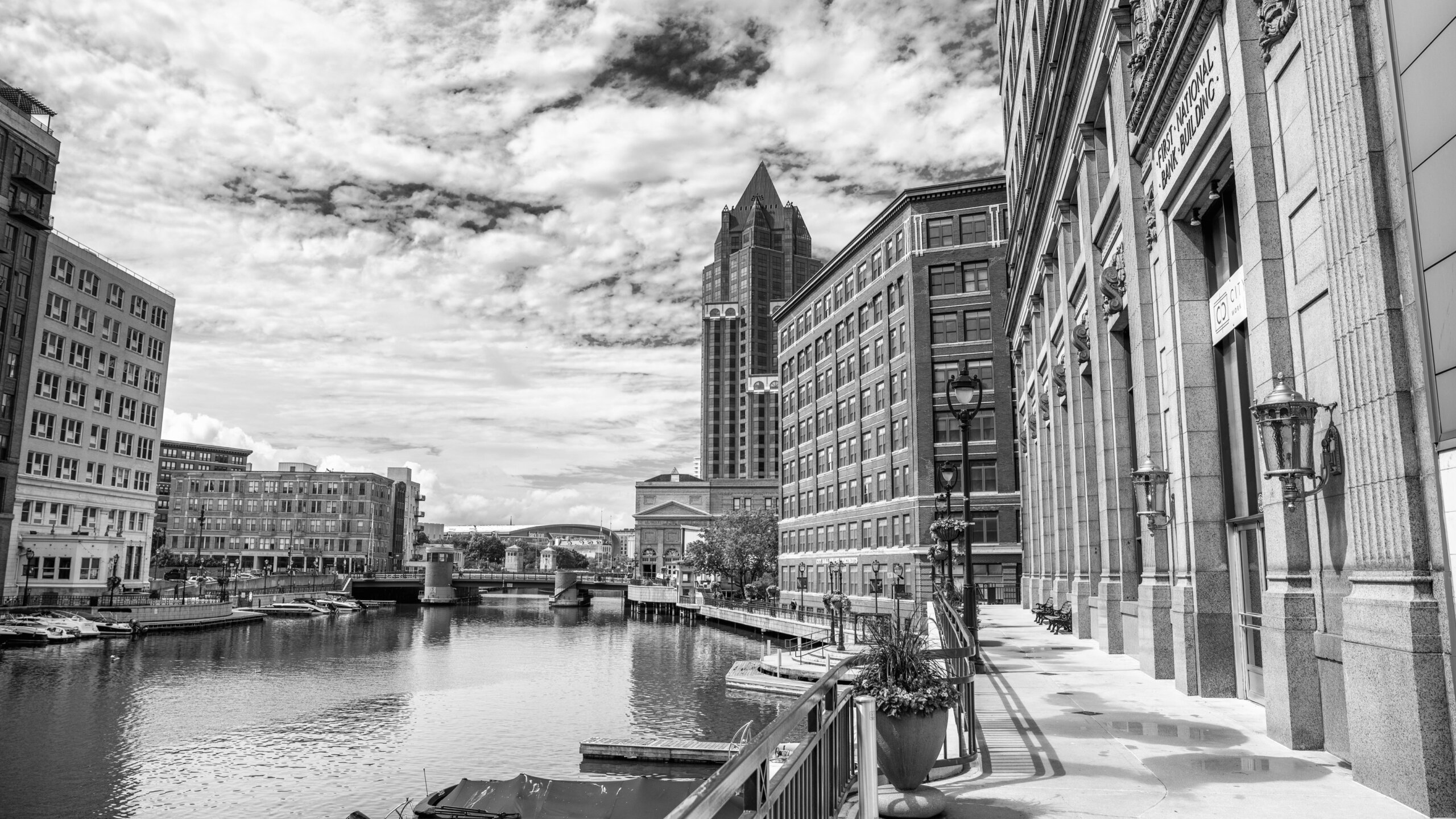 Scenic view of Milwaukee buildings along the river reflecting in the calm waters
