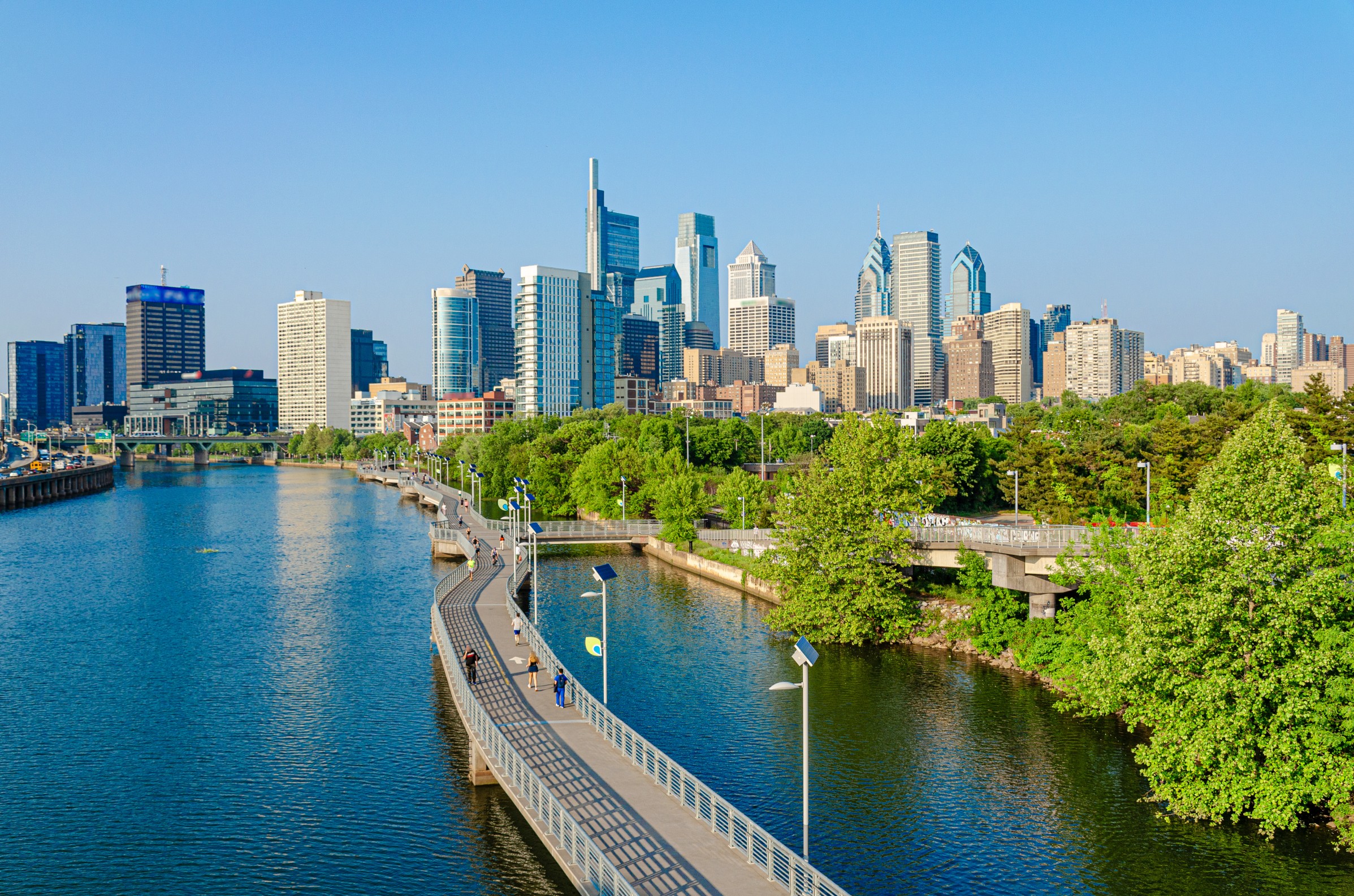 Skyline von Philadelphia mit Schuylkill Banks Boardwalk im Sommer
