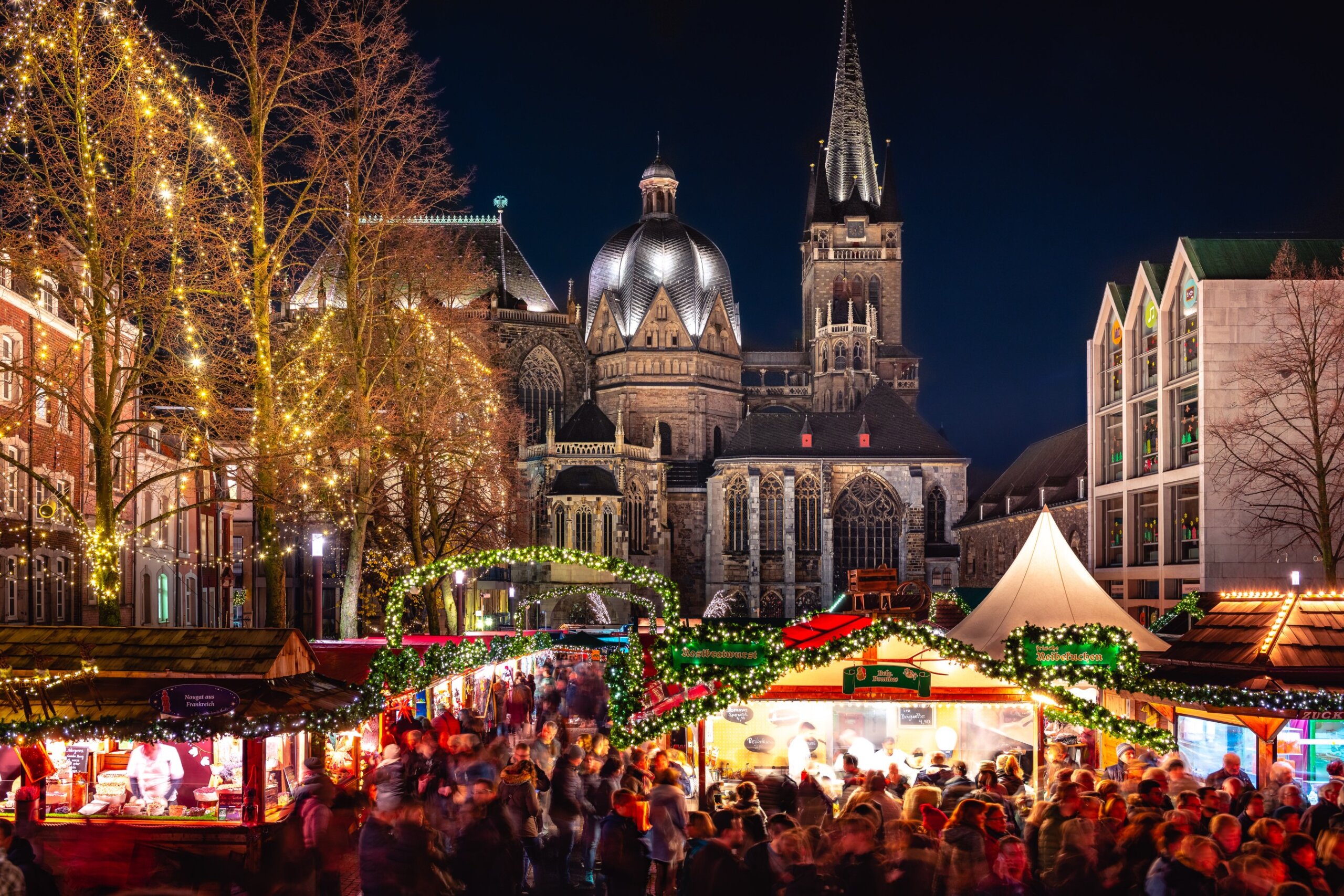 Aachener Weihnachtsmarkt mit Blick auf den Dom
