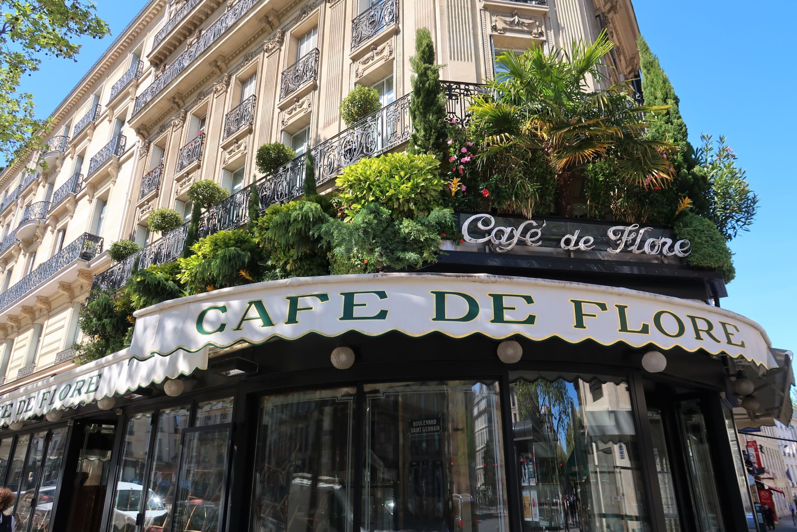 Enseigne du Café de Flore à Paris, célèbre café / bar / brasserie parisien sur le boulevard Saint-Germain dans le quartier de Saint-Germain-des-Prés – avril 2021 (France)