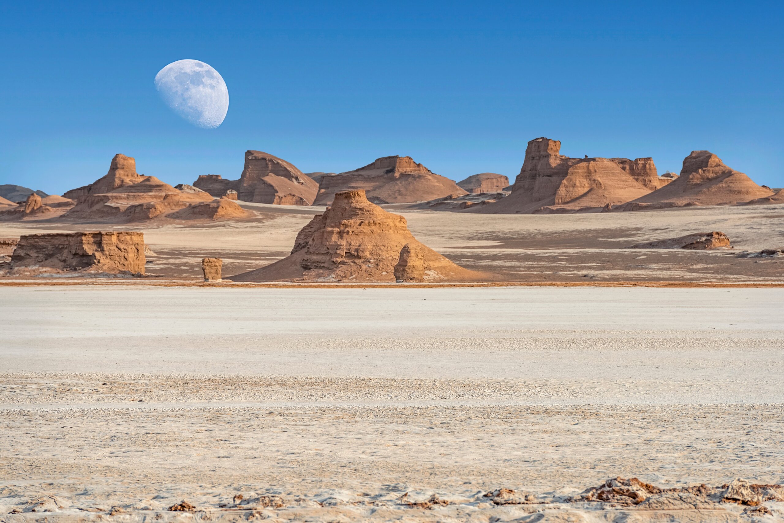 Dasht-e-Lut, Lut desert, hottest desert in the world, also known like Kalut Desert with full moon above horizon