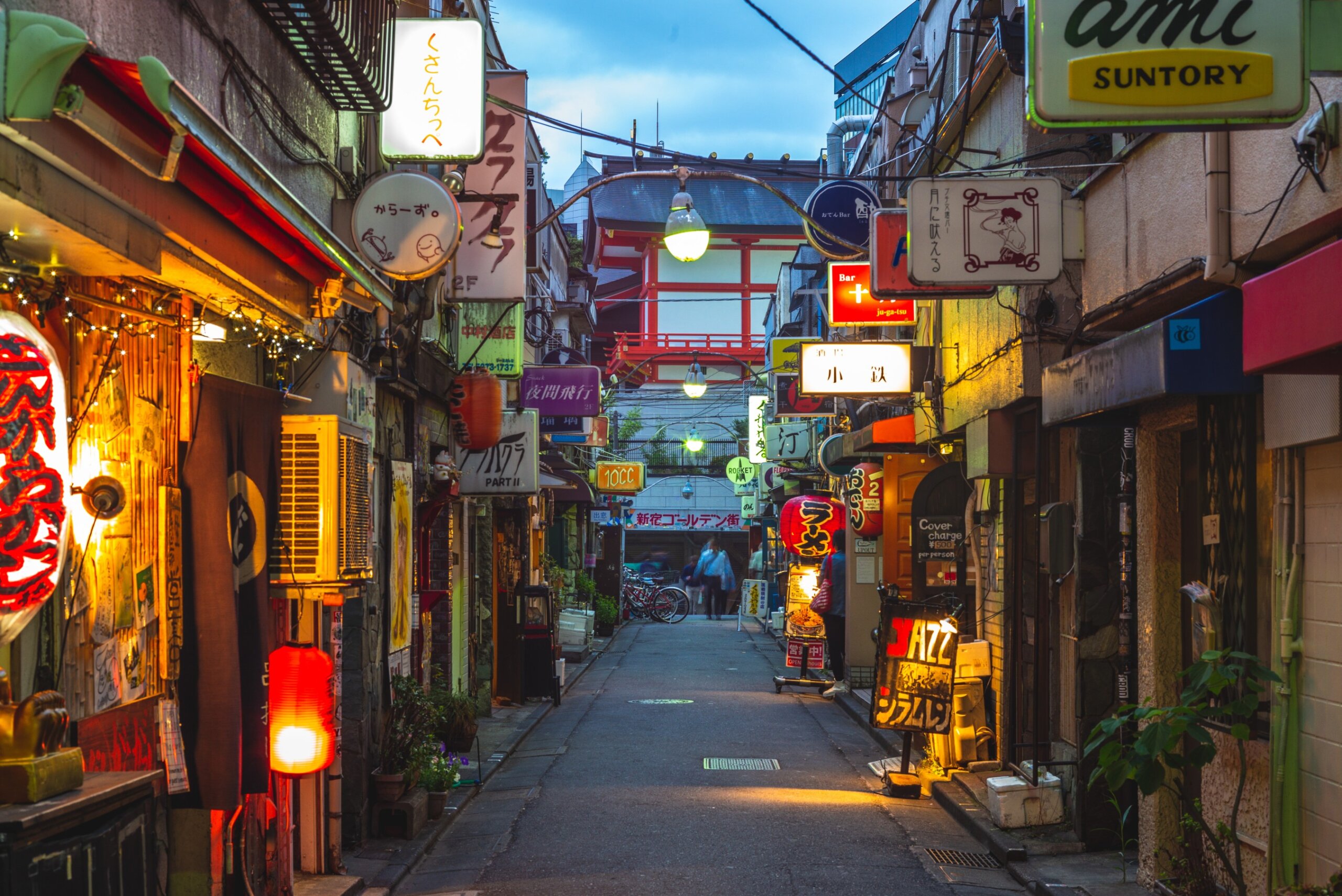 night scene of Shinjuku Golden Gai, There are over 200 tiny shanty-style bars, clubs and eateries, and famous for the nightlife. 
