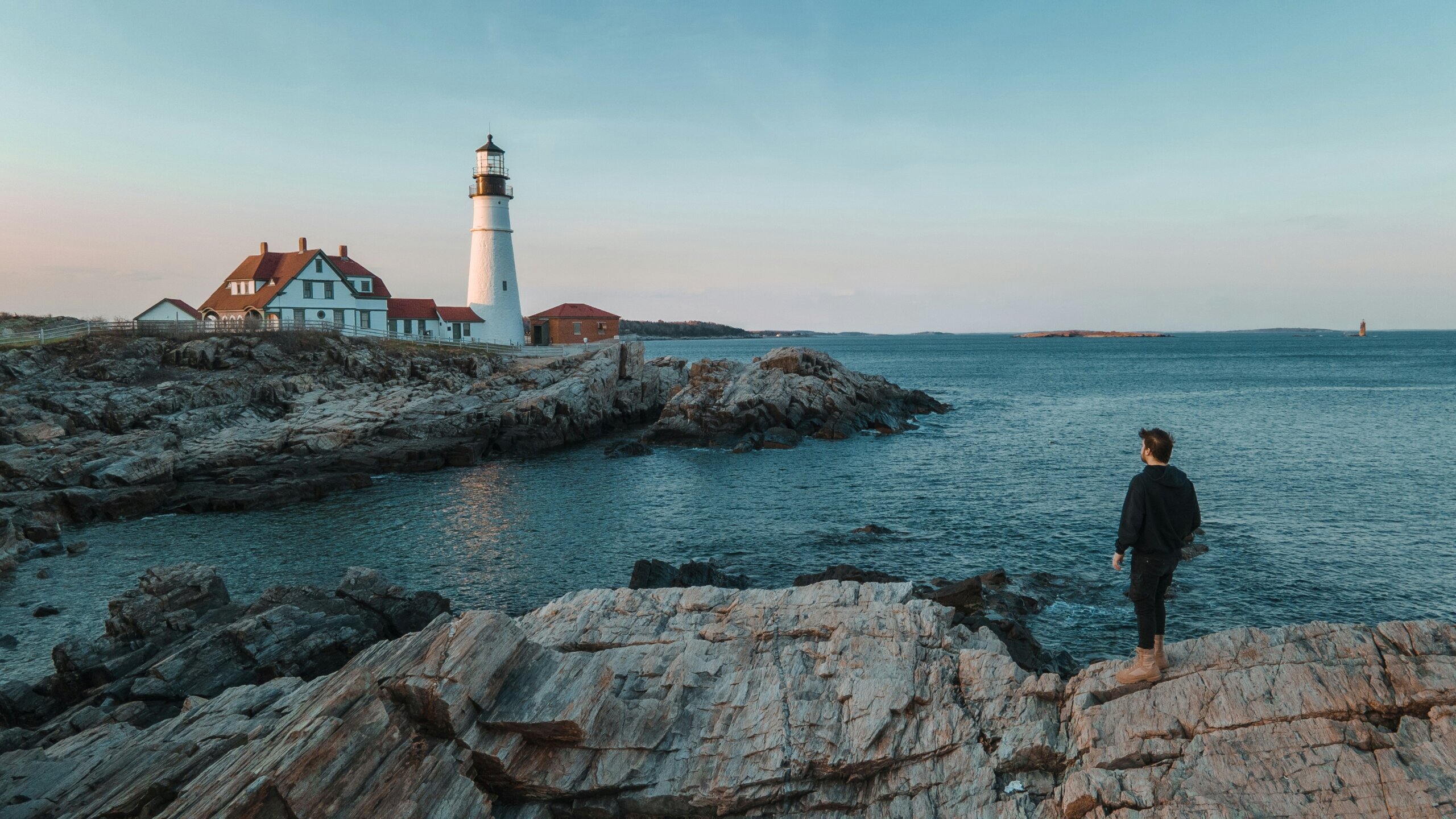 couple-friendly coastal lighthouse destination for a relaxing anniversary trip in the U.S.
