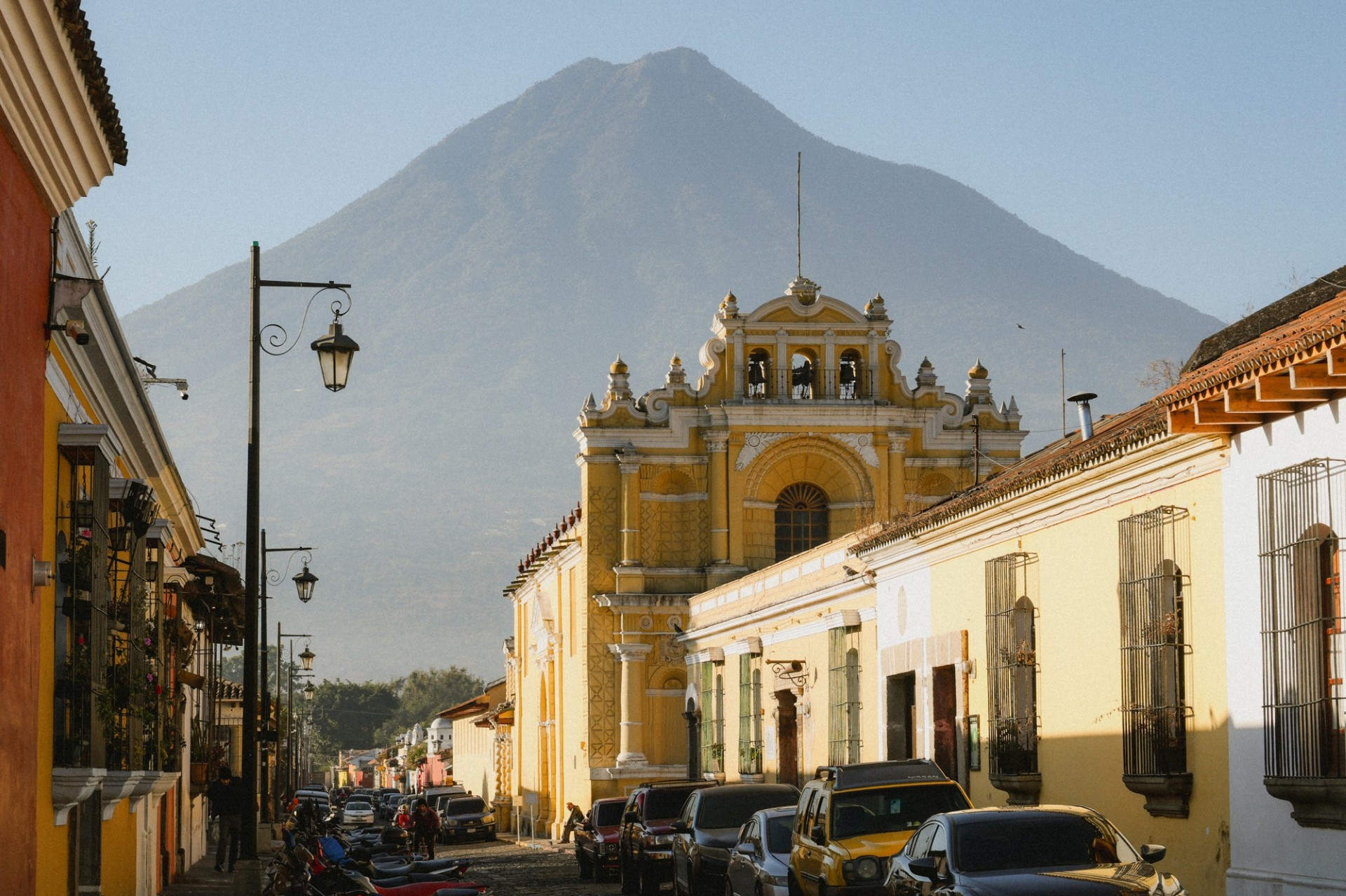 Volcán agua right in the background of Antigua.