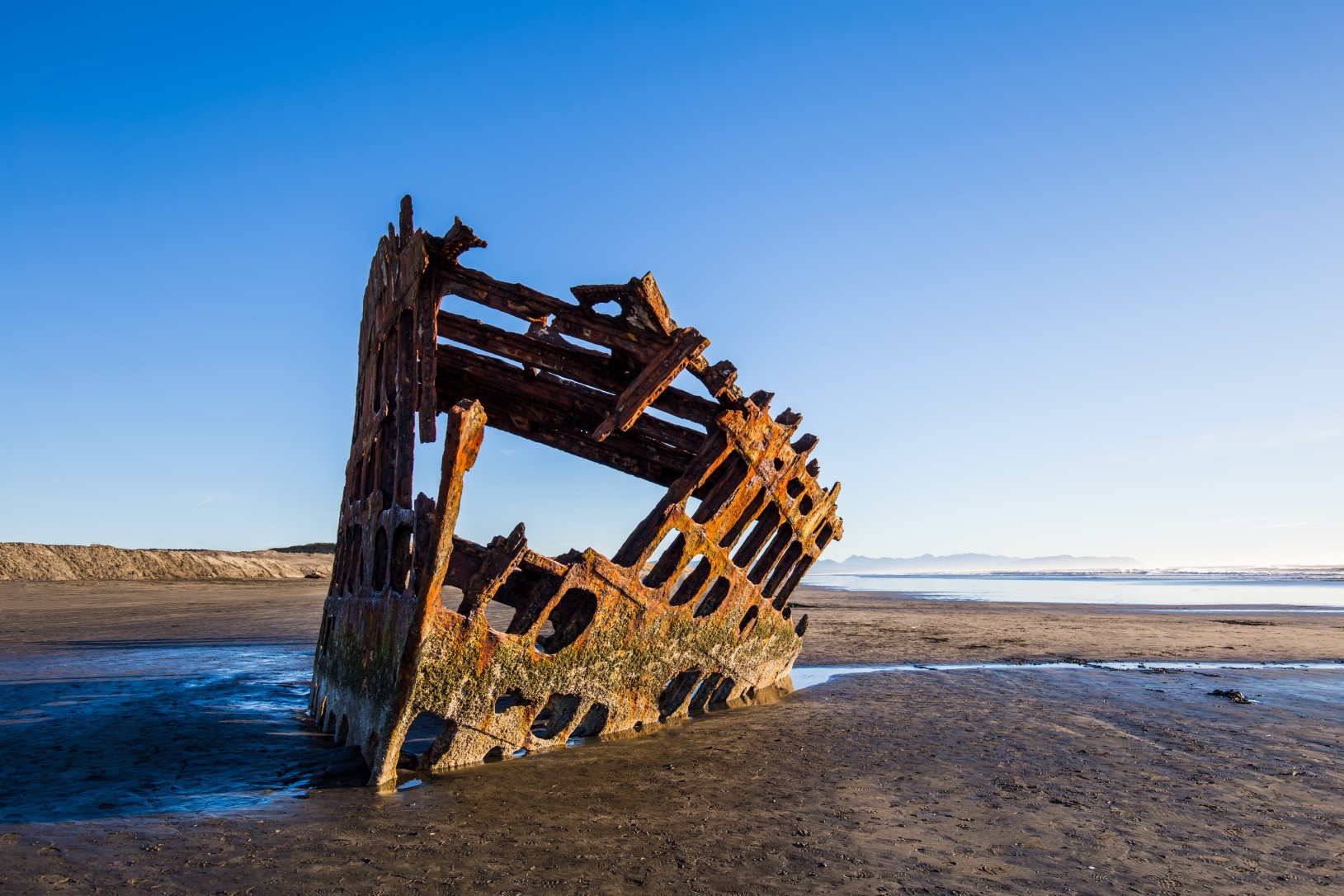 The wreck of the Peter Iredale, 100-year-old shipwreck abandoned in Clatsop Pit, Fort Stevens State Park, Astoria, Oregon, USA