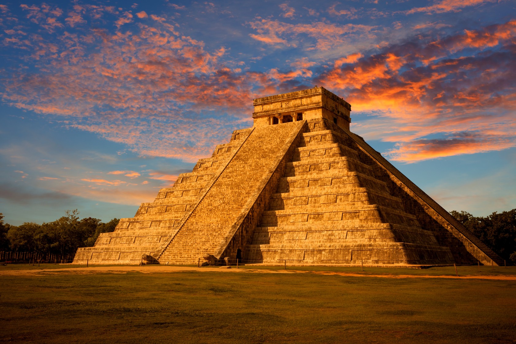 El Castillo (Kukulkan Temple) at sunset. Chichen Itza, México
