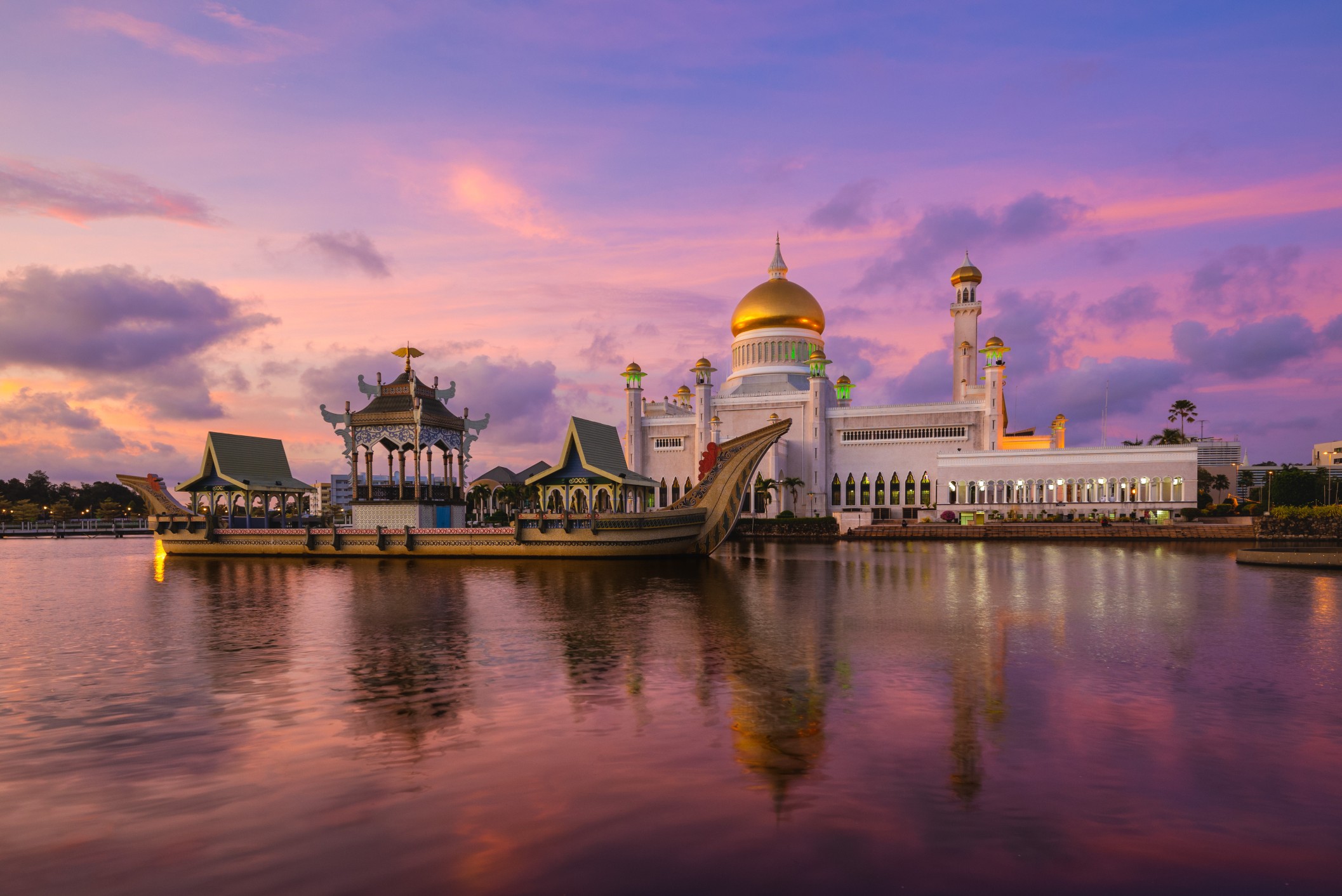 Omar Ali Saifuddien Mosque in Bandar Seri Begawan, brunei darussalam